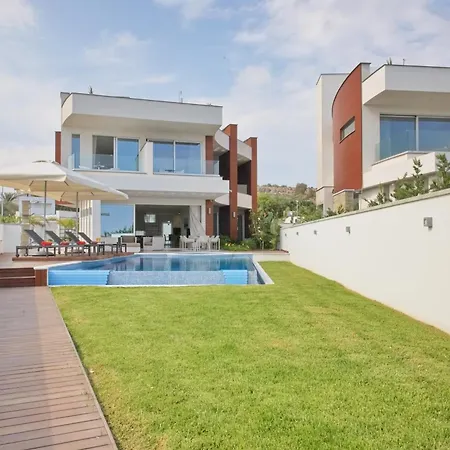 Villa Beachfront Luxury Perenna