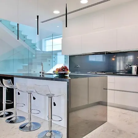 Beachfront Luxury Perenna וילה