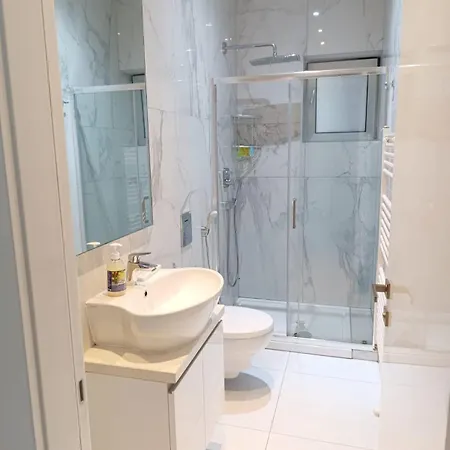 Beachfront Luxury Perenna וילה