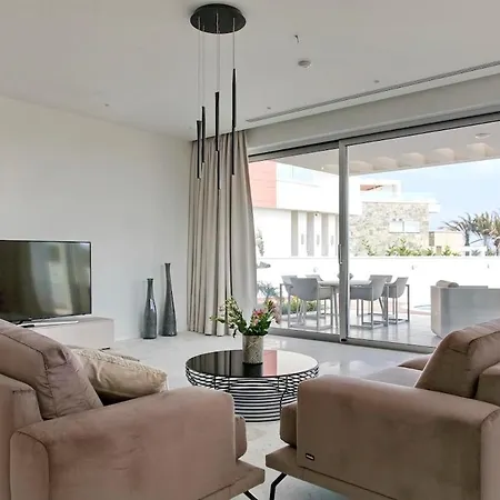Beachfront Luxury Perenna *