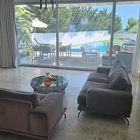 Villa Beachfront Luxury Perenna