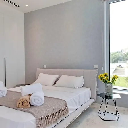 Villa Beachfront Luxury Perenna *